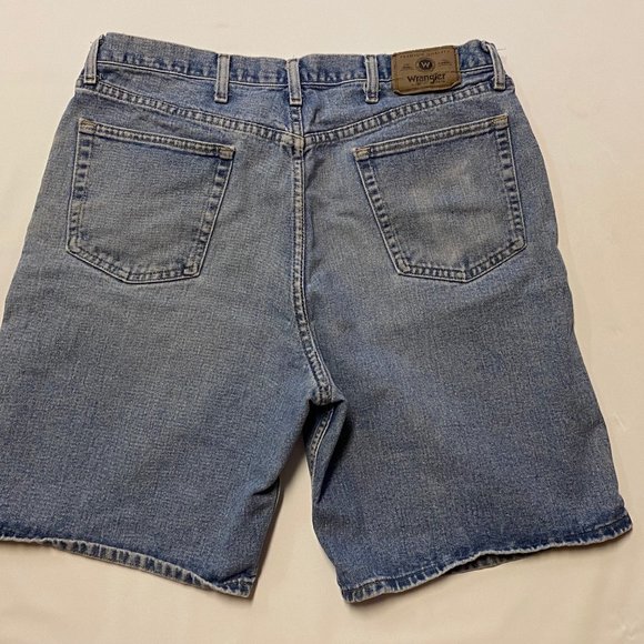 Wrangler relaxed fit shorts Size 38 - Picture 2 of 4